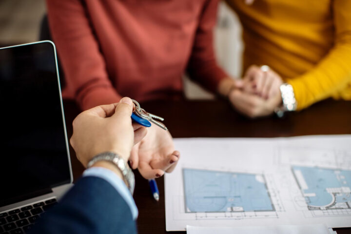 deux personnes travaillant sur le reagencement d'un logement